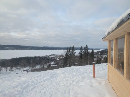 Grillkåtan och utsikt mot väster